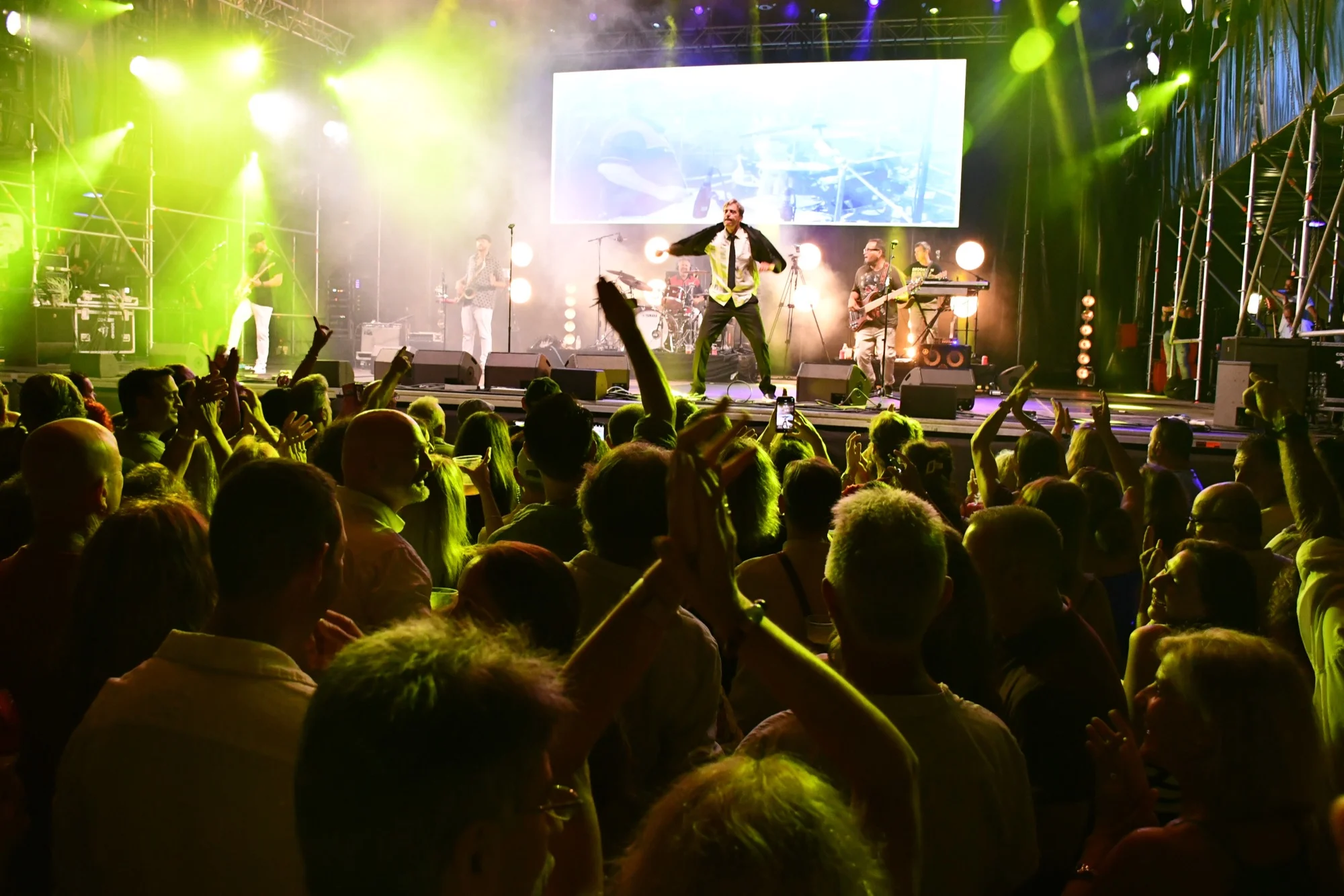 Público disfrutando de San Roque es Música 2026 en la Plaza de las Constituciones