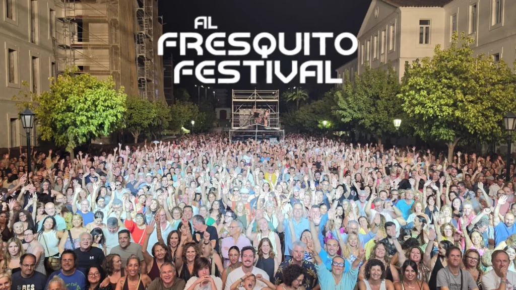 Al Fresquito Festival llena la Plaza de las Constituciones de San Roque de música y nostalgia