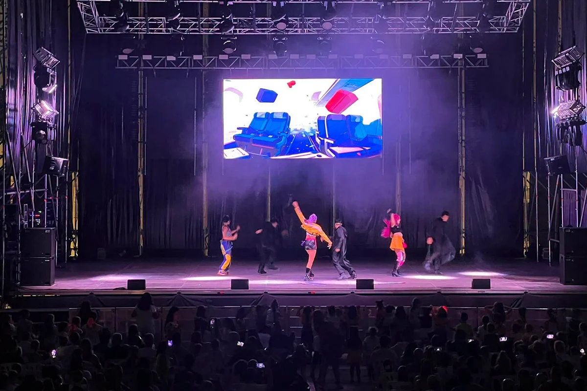 Artistas de El Universo K-Pop durante el espectáculo en San Roque