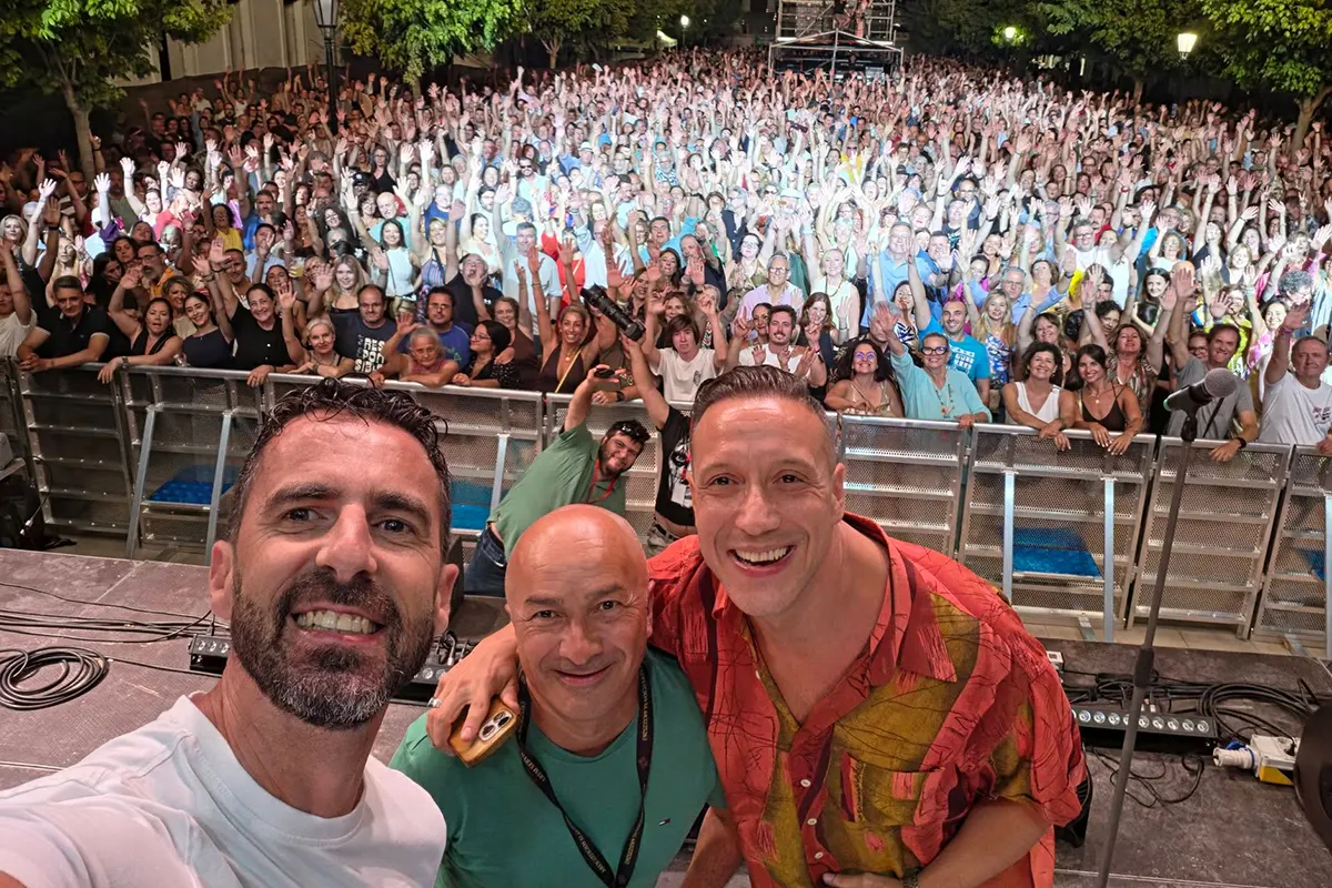 David Ramos junto a Micky Rodríguez y el público de San Roque en Al Fresquito Festival