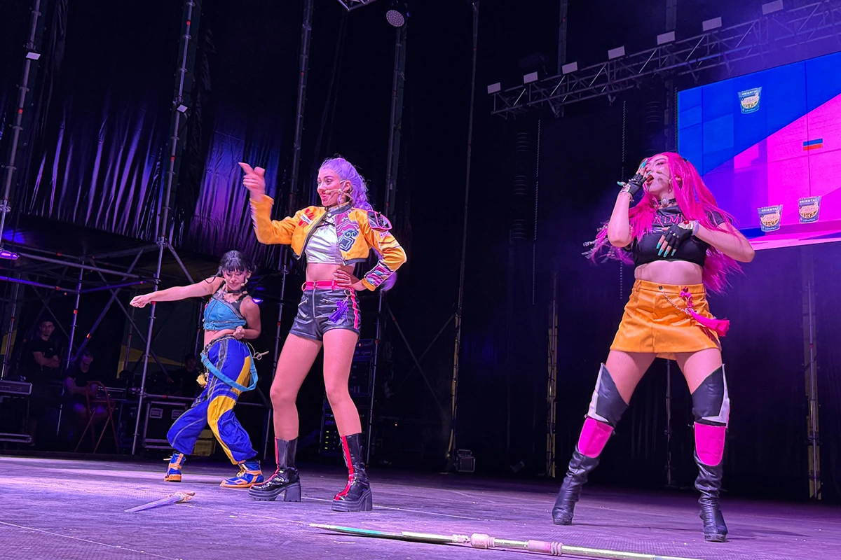 Coreografías de El Universo K-Pop en la Plaza de las Constituciones de San Roque