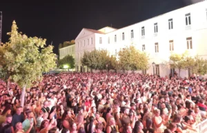 Los Yakis y Tatiana Delalvz llenan la Plaza de las Constituciones de San Roque