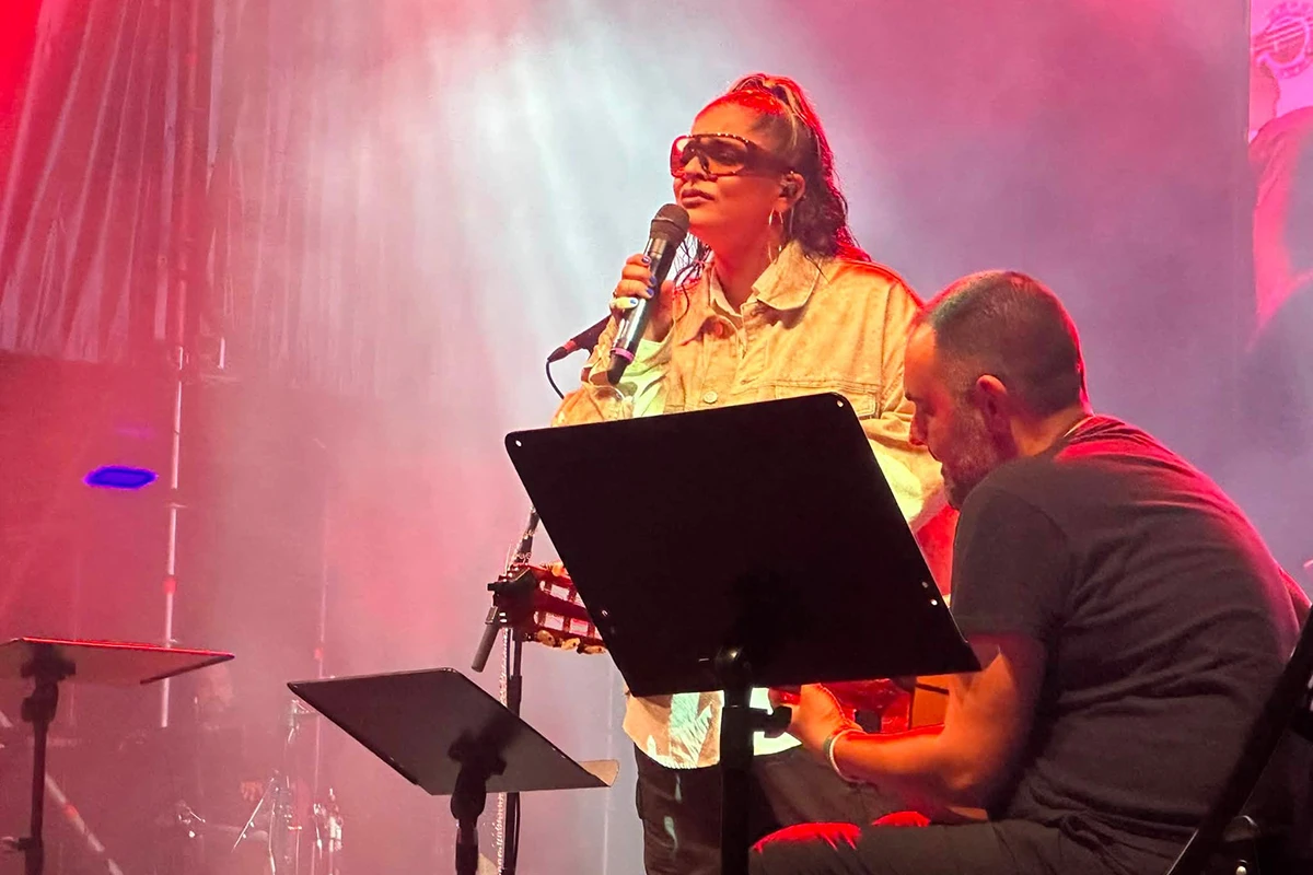 Tatiana Delalvz canta en el concierto pre-feria de San Roque